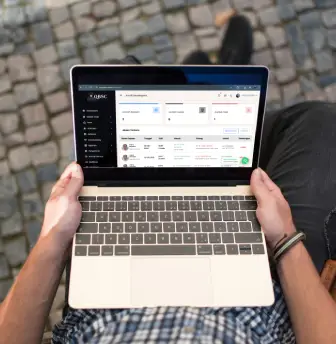 CEO perusahaan meninjau dashboard sistem patroli satpam digital QBSC